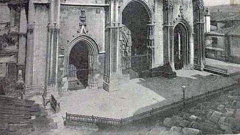 Una imagen anterior a la Guerra Civil del aspecto de la entrada a la Catedral de Oviedo, con el antiguo banco de piedra que delimitaba el espacio eclesial