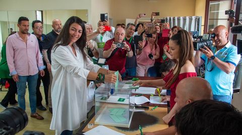 La candidata de Vox, Macarena Olona, votó en Salobreña (Granada). 