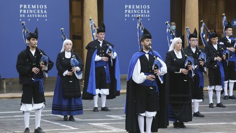Una banda de gaiteros tocan durante la llegada de los invitados al acto de entrega de los Premios Princesa de Asturias 2020