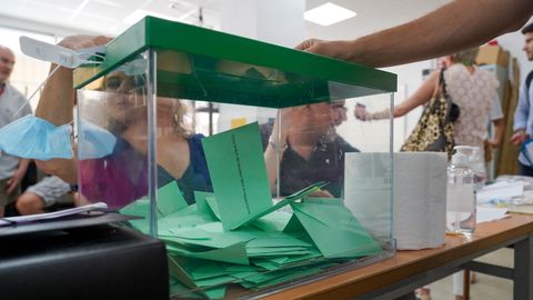 Urna con varias papeletas depositadas durante la jornada electoral en Andalucía.