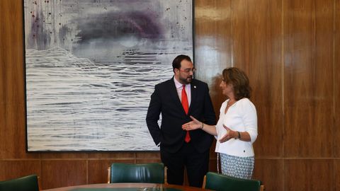 El presidente del Principado de Asturias, Adrián Barbón (i), se reúne con la ministra de Transición Ecológica y el Reto Demográfico, Teresa Ribera (d)