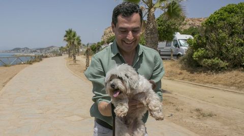 Con Toby, su perro ciego, que adoptaron en su familia hace unos años.