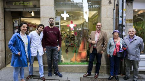 La Farmacia da Cruz expone en su escaparate obras de Paco Pestana.