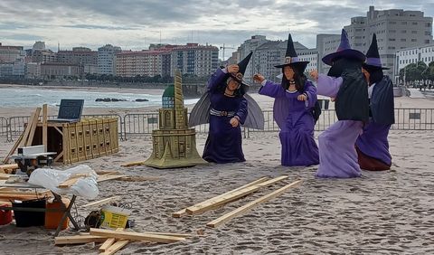 Montaje de la falla de San Xoán en la playa de Riazor