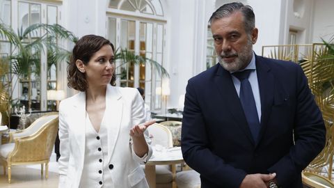 La presidenta de la Comunidad de Madrid, Isabel Daz Ayuso conversa con su consejero de Presidencia, Enrique Lpez, durante un acto en Madrid