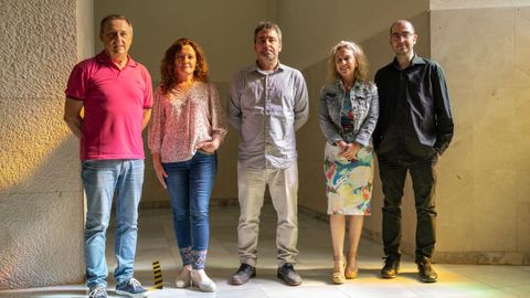 De izquierda a derecha, José Carlos Núñez, decano de la Facultad de Psicología; Ana B. Bernardo; David Álvarez; Ellian Tuero y Antonio Cervero, profesores y miembros del equipo ADIR