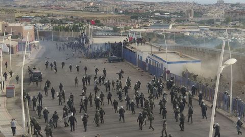 Fotografía de una vecina del Barrio Chino de la provincia de Nador, fronterizo con Melilla, tomada durante el asalto de cientos de emigrantes subsaharianos a la valla.