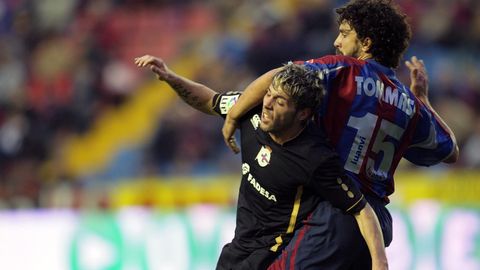 Imagen del 2007 con Tommasi, en aquel ao jugador del Levante, en un partido contra el Deportivo