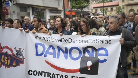 Manifestantes en Oviedo contra el cierre de Danone en Salas