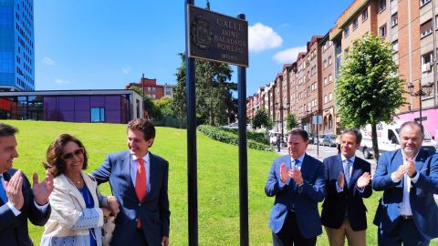 Jaime Baladrón asiste al descubrimiento de la placa con su nombr en el entorno del HUCA, acompañado por el alcalde de Oviedo, Alfredo Canteli, el teniente de alcalde, Ignacio Cuesta, y el presidente de la Cámara de Oviedo, Carlos Paniceres
