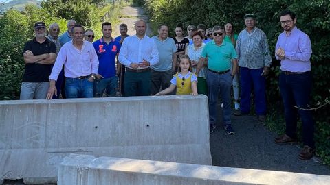 El concejal de Foro, Jesús Martínez Salvador, con vecinos de Lavandera, en el camín afectado