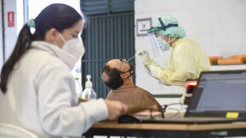 Imagen de profesionales sanitarios realizando pruebas PCR.