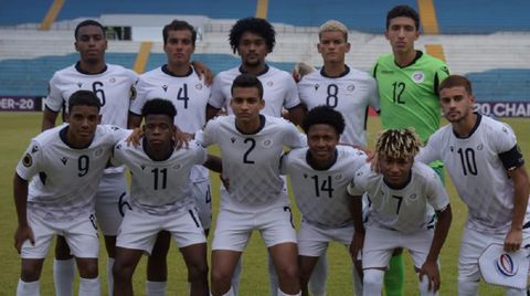 Alineación de República Dominicana ante Jamaica. Abajo, en el centro y con el dorsal 2, Charbel González