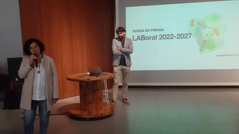 La consejera de Cultura del Principado, Berta Pin, junto al director de LABoral Centro de Arte y Creacin Industial, Pablo de Soto