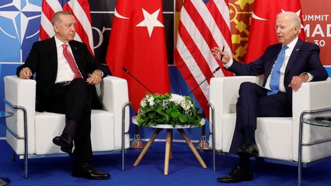 El presidente turco, Recep Tayyip Erdogan, y el presidente de Estados Unidos, Joe Biden, en una reunión celebrada en el marco de la cumbre de la OTAN.