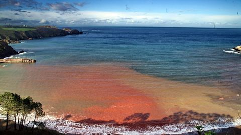 Playa de Llumeres, en la parroquia de Bañugues (Gozón, Asturias)