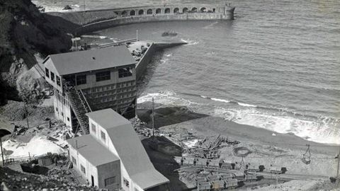 Muelle y cargadero de la mina de hierro de Llumeres, en Gozón (Asturias). Abajo a la derecha se puede ver el cable aéreo de carga