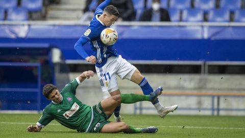 Luengo y Jirka disputan un balón durante el Oviedo-Amorebieta