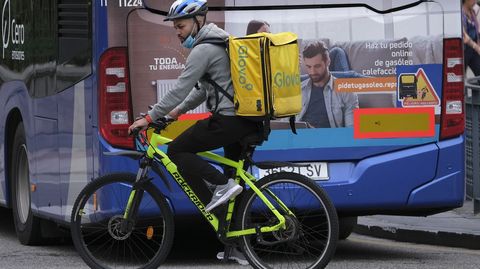 Un repartidor en bicicleta por el centro de Oviedo