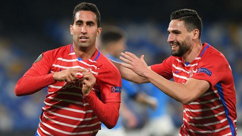 Ángel Montoro, a la izquierda, celebra un gol con el Granada
