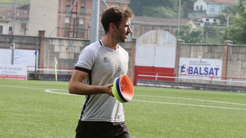 Álvaro Cuello, ejerciendo de preparador físico en el Caudal Deportivo