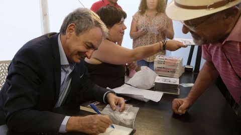 El expresidente del Gobierno Jos Luis Rodrguez Zapatero, firma libros tras participar en el conversatorio  Borges, una literatura , este sbado durante la Semana Negra de Gijn