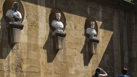 Turistas buscan la sombra el los Jardines de los Reyes Caudillos de la Catedral de Oviedo