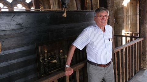 Jorge Hevia, ante la maquinaria del reloj de la Catedral de Oviedo