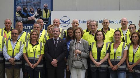 La reina Sofía (c) visita la Fundación Banco de Alimentos de Asturias, donde ha mantenido un encuentro con un grupo de voluntarios en 2022