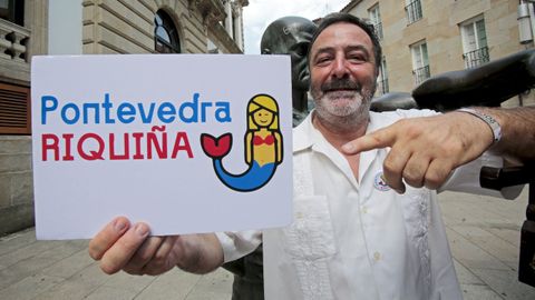Petete muestra el cartel diseado de Pontevedra Riquia para promocionar la ciudad