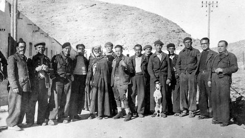 Españoles en la vía del ferrocarril transahariano, en Bouarfa (protectorado francés de Marruecos). Entre 12.000 y 20.000 fueron recluidos en campos de trabajo en el norte de África cuando huyeron de España tras la Guerra Civil