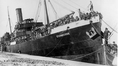 El barco 'Stanbrook' en el puerto de Alicante, cargado con emigrantes republicanos españoles con destino a Argelia, en 1939. Entre 2.000 y 3.000 consiguieron hacer la travesía, huyendo de la armada franquista