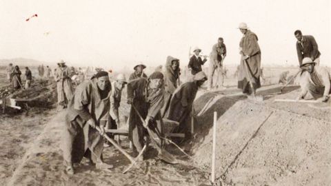 Españoles construyendo a pico y pala el ferrocarril transahariano. Fueron trabajadores forzados bajo el régimen francés de Vichy, ya que habían huido  de las autoridades franquistas