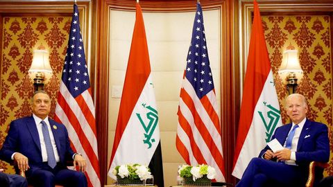 El primer ministro iraquí, Mustafá al Khazemi, junto al presidente estadounidense, Joe Biden, en su encuentro en Arabia Saudí.