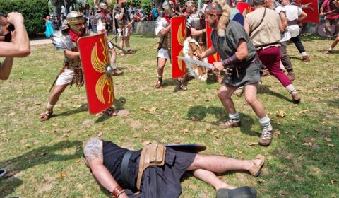 Momento del encarnizado enfrentamiento entre romanos y castrexos recreado durante la celebracin del Galaicoi