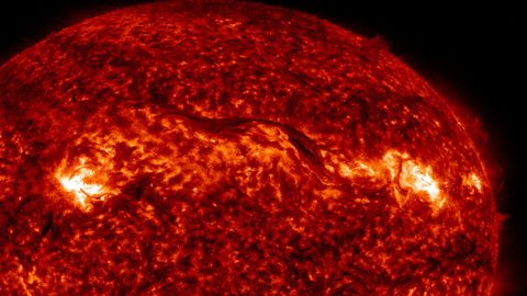 En la imagen ofrecida por la NASA se aprecia el filamento que ha liberado el Sol este pasado fin de semana