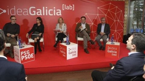 Álvaro García (segundo por la derecha) en la fotografía con el PSdeG a la que se refirió el senador del PP