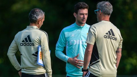 Borja Sánchez, hablando con Pablo Lago y Jon Pérez Bolo