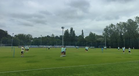 Bolo da instrucciones durante un entrenamiento del Oviedo en El Requexón