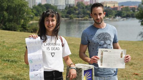 Esther e Pablo, xunto a un sinal do Camiño en Ferrol, onde residen.