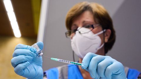 Una enfermera de Países Bajos prepara una dosis de la vacuna contra la viruela