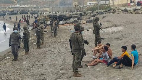 Miembros del Ejército desplegados en Ceuta durante la llegada masiva de migrantes de esta semana, muchos de ellos menores
