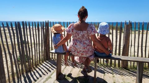 Paula Snchez y sus hijos durante una jornada en la playa