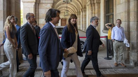 Laura Borràs y el presidente de Junts en el Parlament, Albert Batet, a su llegada a la reunión de la Mesa del Parlament donde acaba de ser suspendida de sus funciones