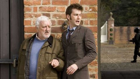 Cribbins junto a David Trennant en «Doctor Who»