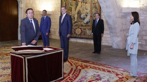 Momento de la jura del cargo sobre la mesa y la Constitución traídos expresamente del palacio de la Zarzuela para realizar el acto