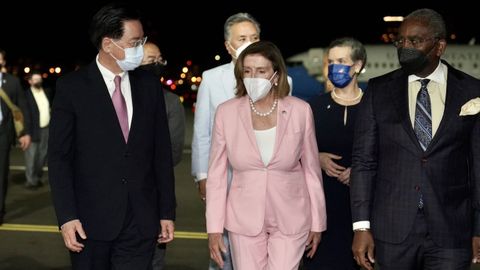 Nancy Pelosi, a su llegada al aeropuerto de Taipei