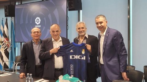 Martín Peláez y Jesús Martínez, a la derecha, junto a Javier Tebas en la sede de LaLiga