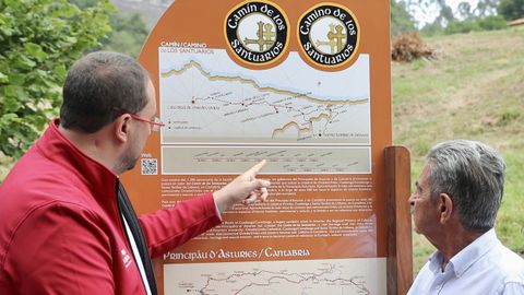 El presidente del Principado de Asturias, Adrián Barbón, y el presidente de Cantabria, Miguel Ángel Revilla, que participan este miércoles en la inauguración del Camín de los Santuarios, consultan un indicador mientras recorren el tramo que va desde el límite entre las dos comunidades hasta Merodio