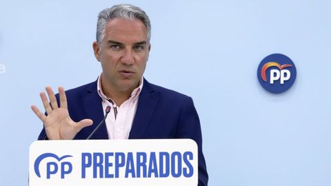 El coordinador general del PP, Elías Bendodo, en una rueda de prensa en Málaga.